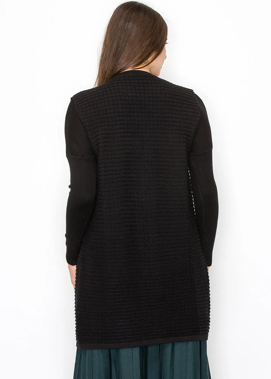 Schwarze Strickweste mit Goldknopf-Details