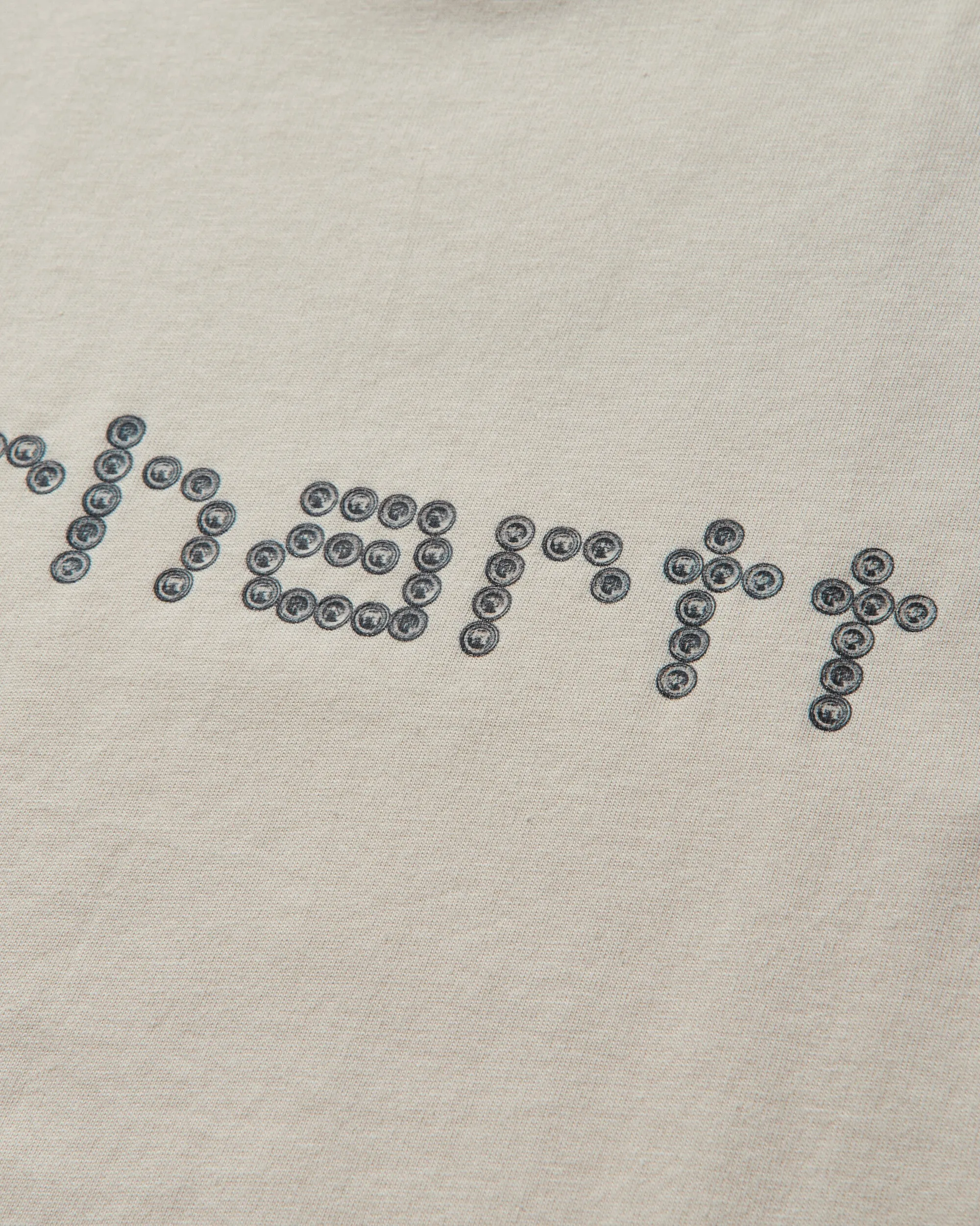 Herren T-Shirt mit Nieten-Schriftzug in Natur