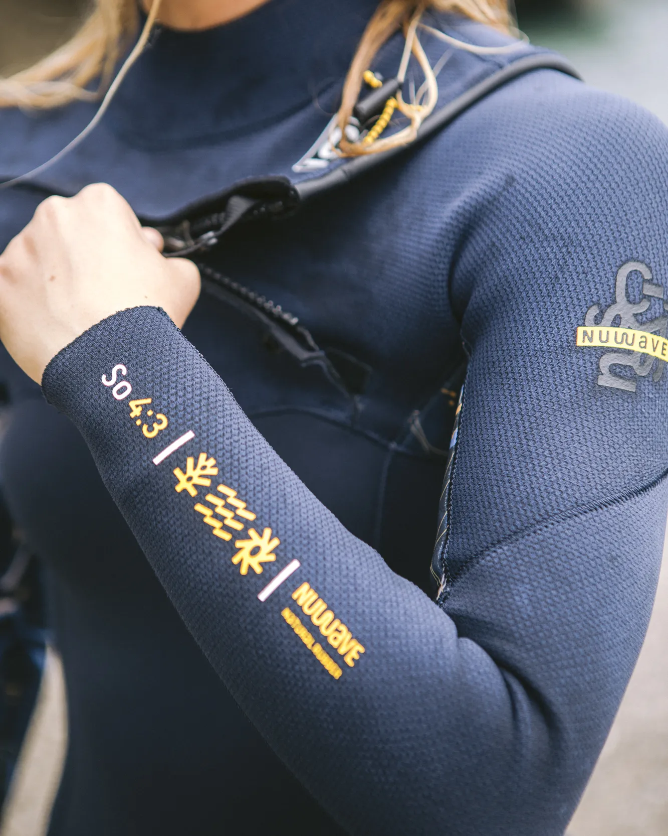 NuWave Solace 4/3mm Chest Zip Neoprenanzug in Blaustein, Blaustein X & Tropisch