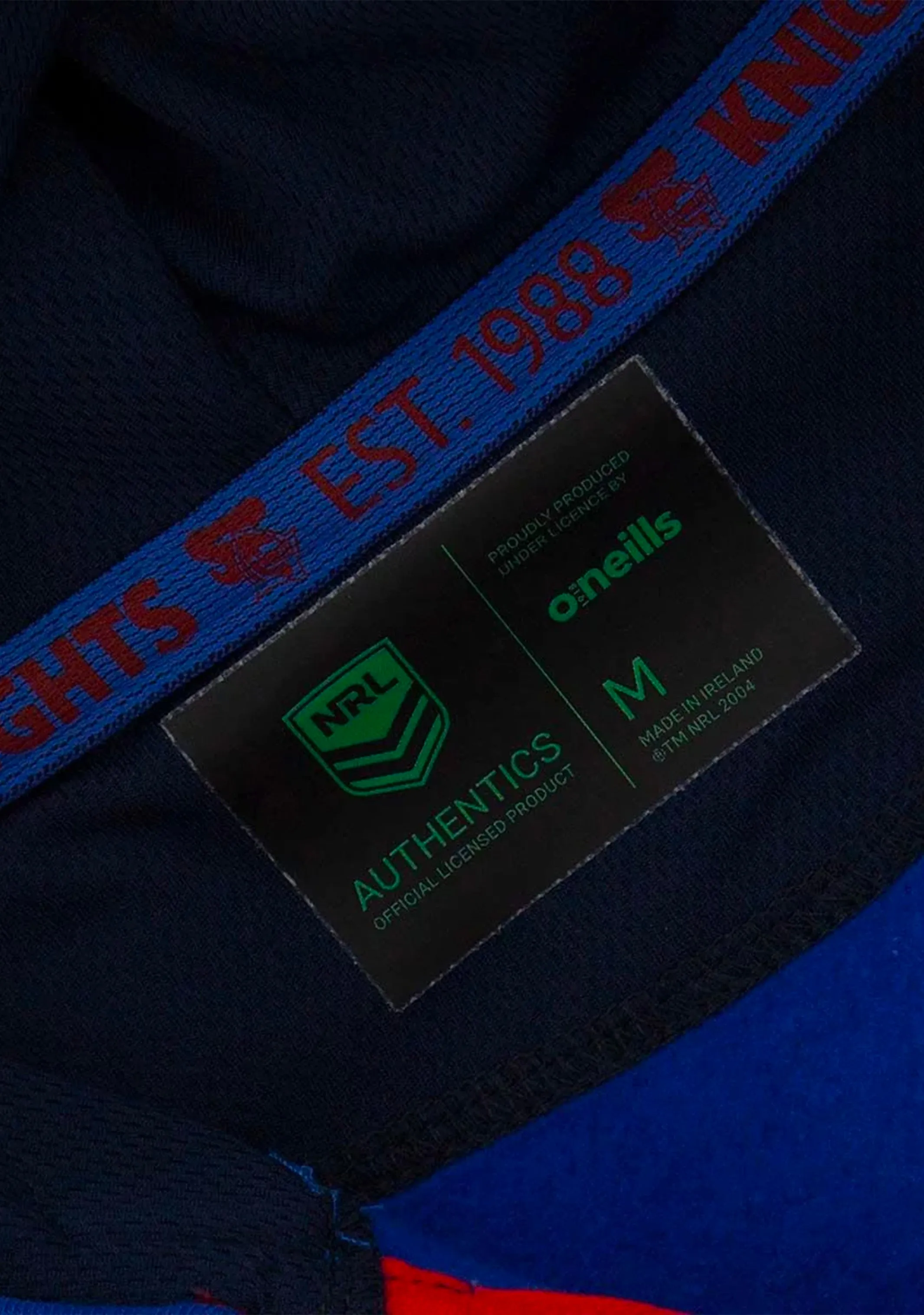 O'Neills Newcastle Knights Herren Fleece Half-Zip Kapuzenpullover Marine-Royal <br> SEVE-100-0-NKN-ROME21