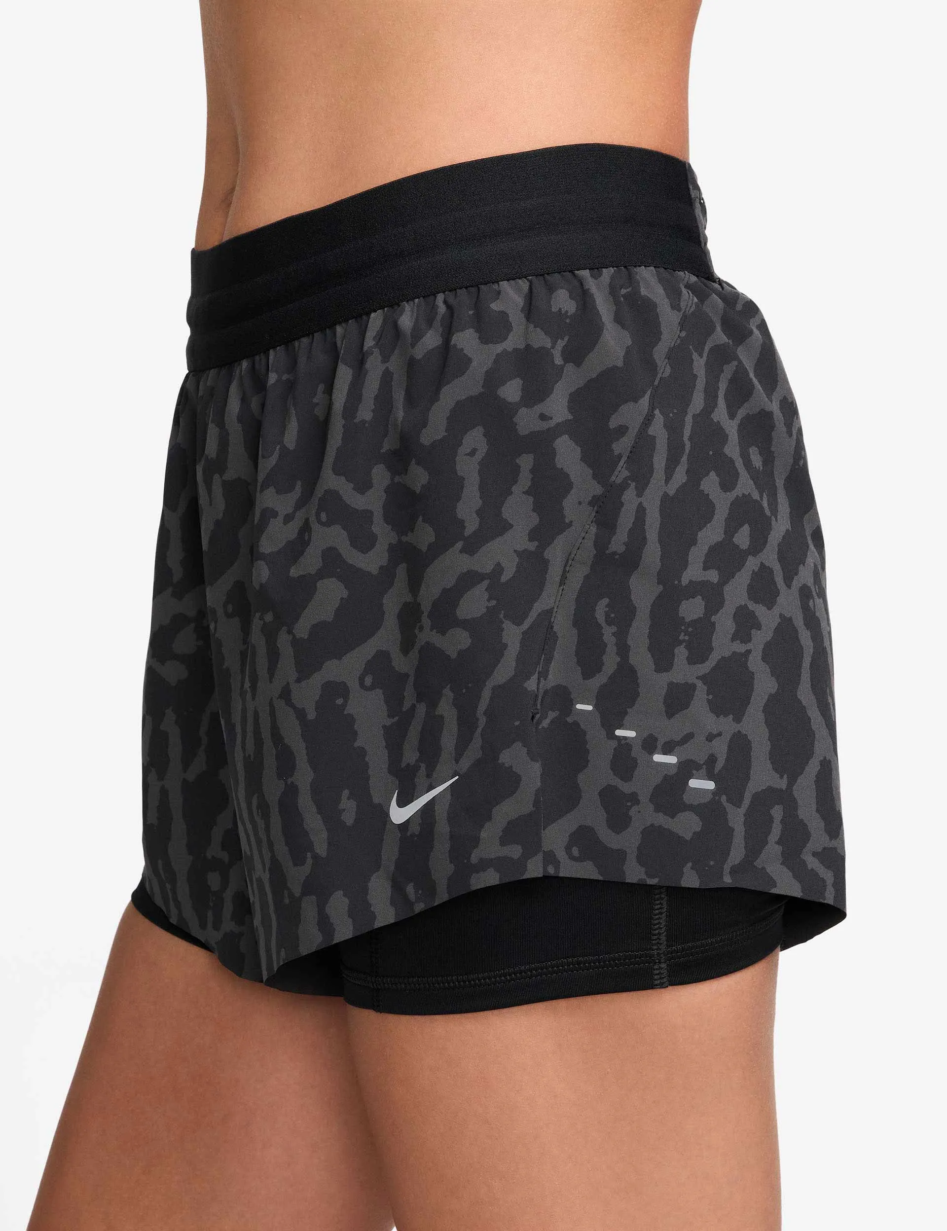 Swift Dri-FIT 2-in-1 Bedruckte Laufshorts - Schwarz/Reflektierendes Silber